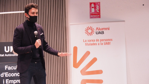 Josep Arguimbau, exestudiant de Dret UAB, recollint el premi